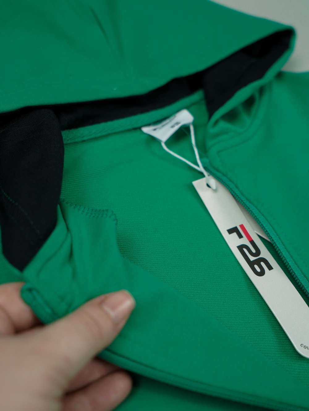 Зелений спортивний костюм