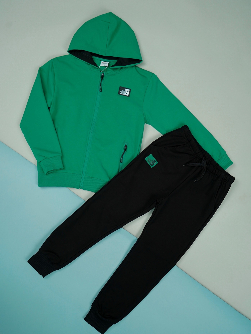 Зелений спортивний костюм