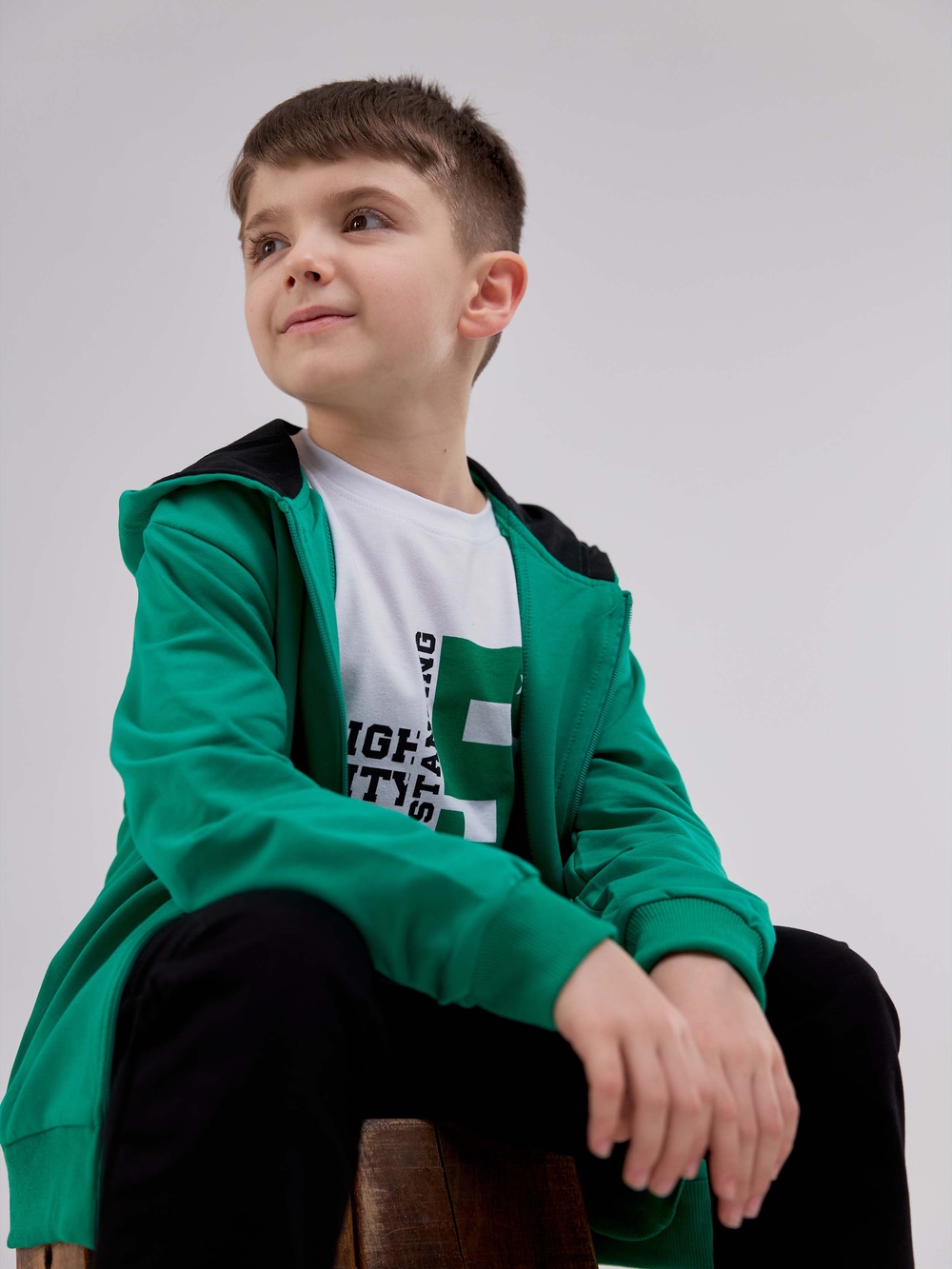 Зелений спортивний костюм