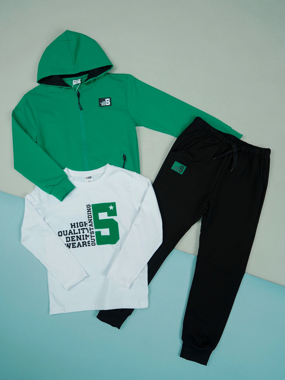 Зелений спортивний костюм