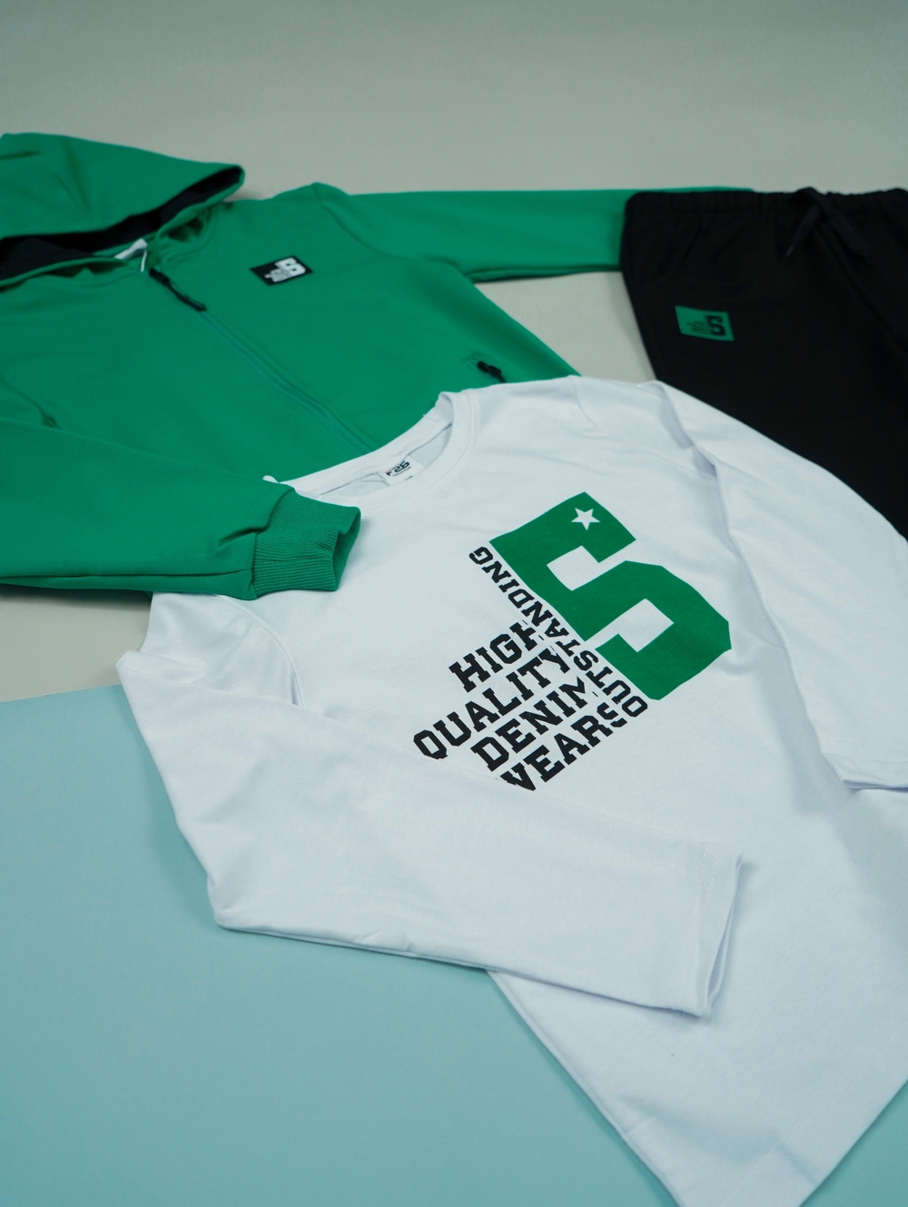 Зелений спортивний костюм