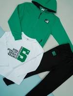 Зелений спортивний костюм